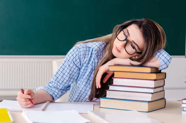 Studentin vor der Tafel — Stockfoto