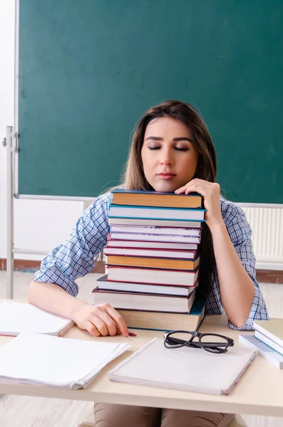 Estudante feminina na frente do quadro — Fotografia de Stock