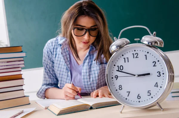 Vrouwelijke student voorkant schoolbord — Stockfoto