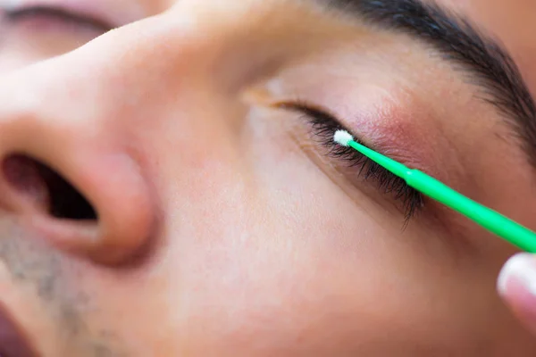 Jovem homem bonito visitando médico cosmetologista feminino — Fotografia de Stock