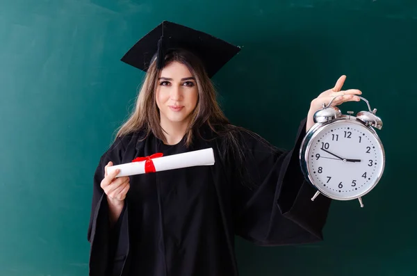 Estudante de pós-graduação feminina na frente do quadro verde — Fotografia de Stock