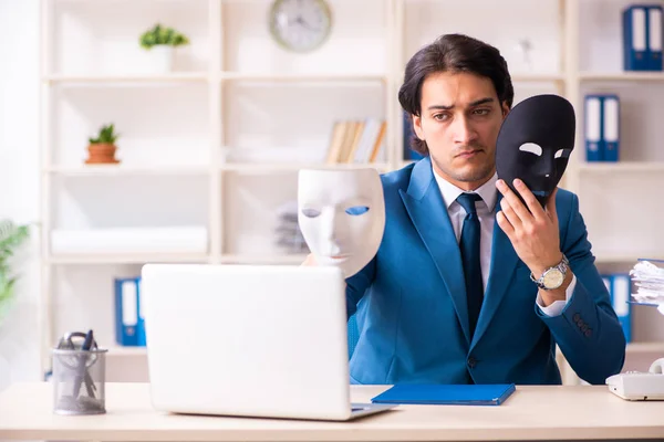 Empregado masculino no escritório em conceito de espionagem industrial — Fotografia de Stock