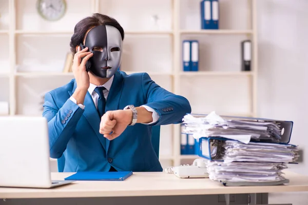 Mannelijke werknemer in het kantoor in industriële spionage concept — Stockfoto