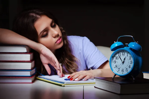 Jeune étudiante se préparant aux examens tard à la maison — Photo