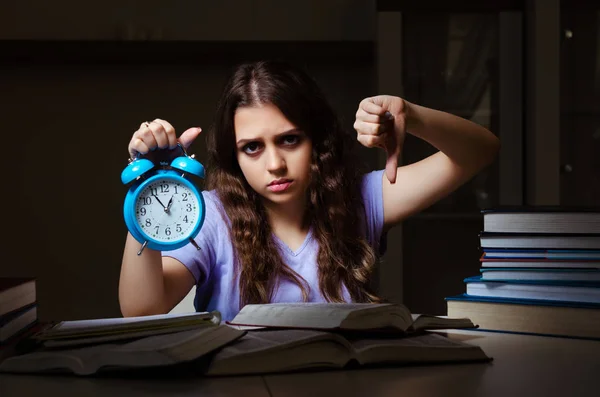 Joven estudiante preparándose para los exámenes tarde en casa —  Fotos de Stock