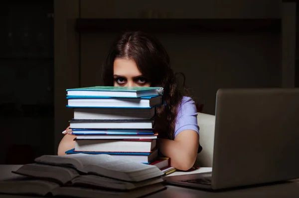 Giovane studentessa preparazione per gli esami in ritardo a casa — Foto Stock