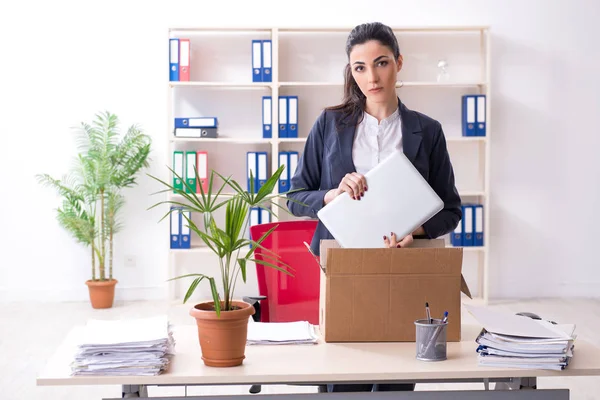 Junge Mitarbeiterin wird von ihrer Arbeit entlassen — Stockfoto