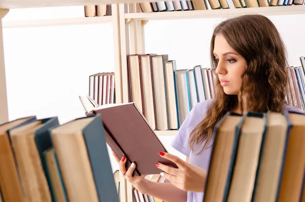 Giovane studentessa che si prepara per gli esami in biblioteca — Foto Stock