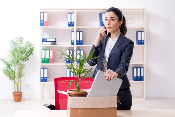 Une jeune employée licenciée de son travail — Photo