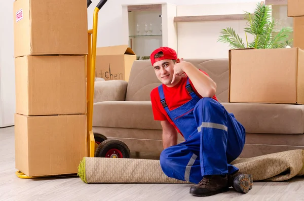 Joven contratista con cajas trabajando en interiores —  Fotos de Stock