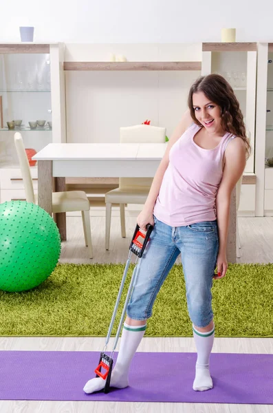 Jovem bela mulher fazendo exercícios em casa — Fotografia de Stock