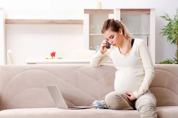 Jonge zwangere vrouw in budget planning concept — Stockfoto