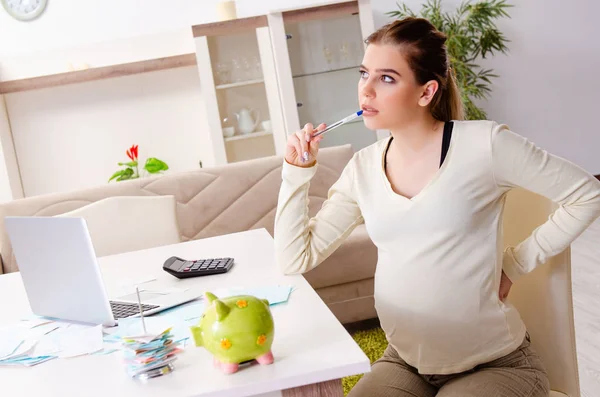 Joven embarazada en concepto de planificación presupuestaria — Foto de Stock