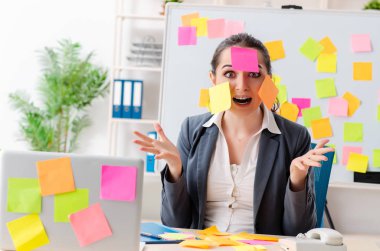 Çelişkili öncelik kavramında genç bayan çalışan 