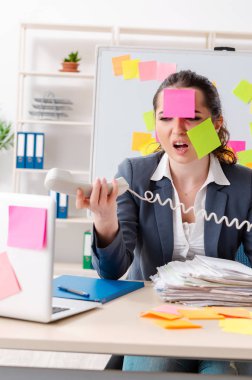 Çelişkili öncelik kavramında genç bayan çalışan 