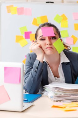 Çelişkili öncelik kavramında genç bayan çalışan 