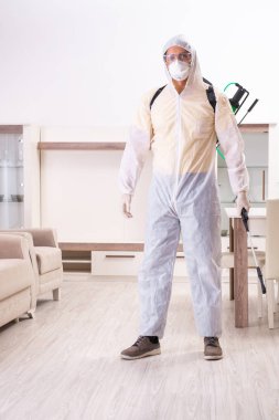 Evde çalışan haşere kontrol müteahhidi. 