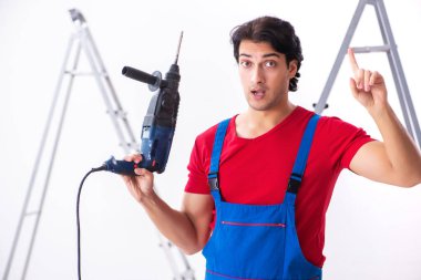 İçeride çalışan yakışıklı bir müteahhit. 