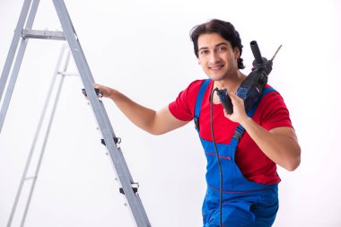 İçeride çalışan yakışıklı bir müteahhit. 