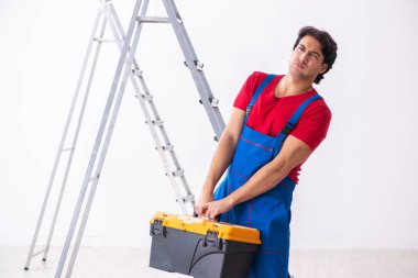 İçeride çalışan yakışıklı bir müteahhit. 