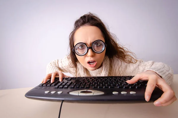 Vicces kocka lány dolgozik a számítógépen — Stock Fotó