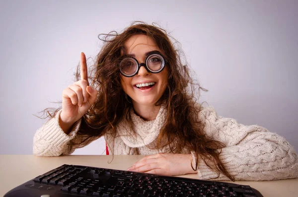 Bilgisayarda çalışan komik inek kız. — Stok fotoğraf