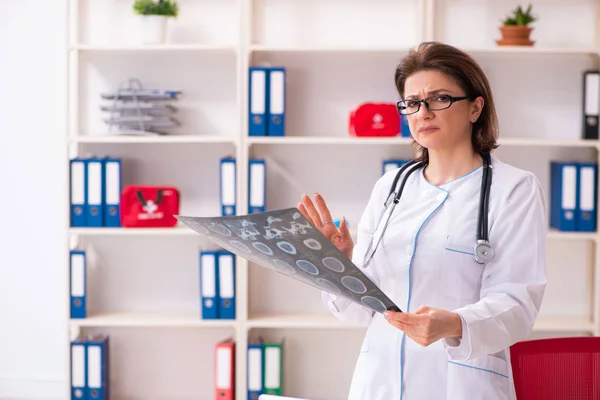 Yaşlı kadın doktor radyolog klinikte — Stok fotoğraf