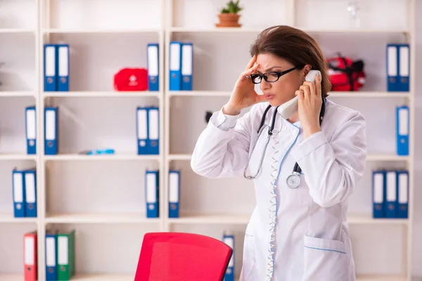 Ältere Ärztin arbeitet in der Klinik — Stockfoto