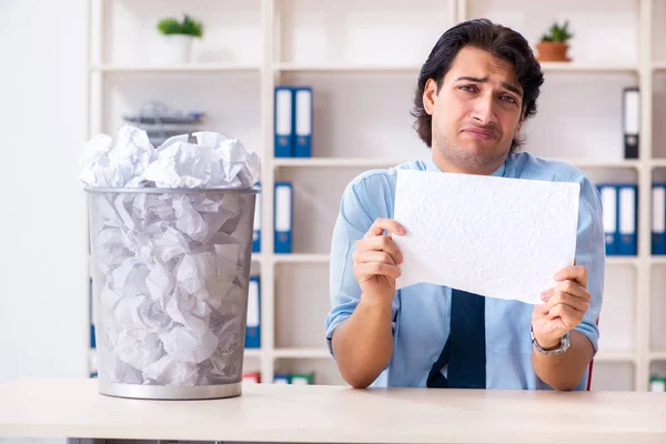 Empresario rechazando nuevas ideas con muchos papeles —  Fotos de Stock