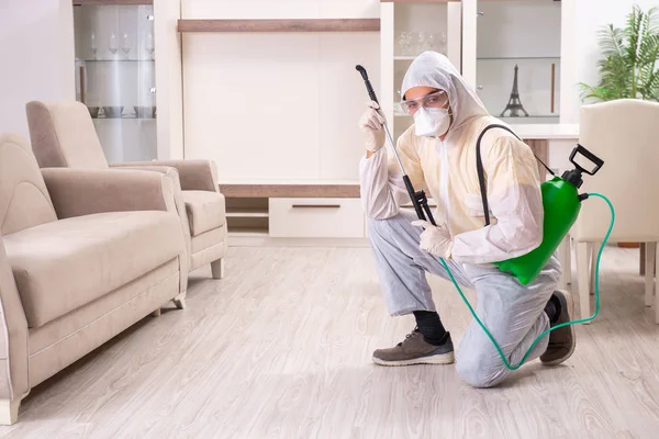 Pest control contractor working in the flat — Stock Photo, Image