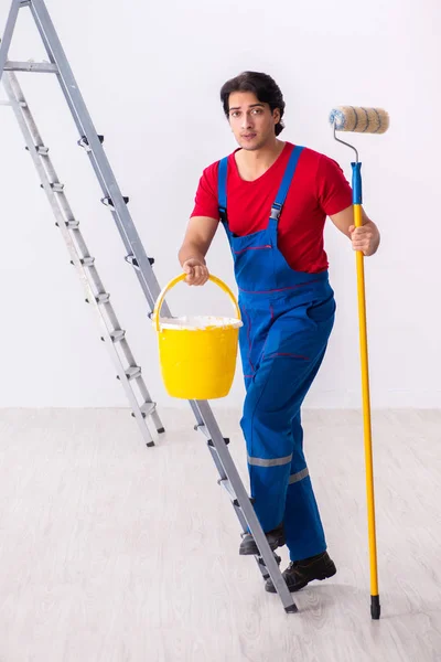 Junge hübsche Bauunternehmerin arbeitet drinnen — Stockfoto