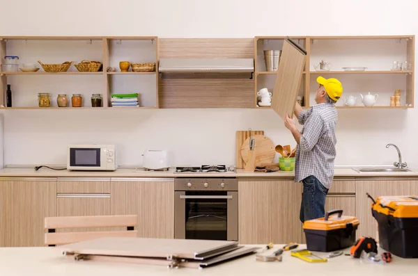 Lagrad entreprenör reparatör som arbetar i köket — Stockfoto