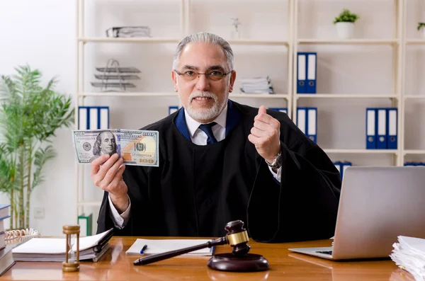 Betagter Anwalt arbeitet im Gerichtsgebäude — Stockfoto