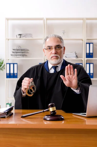 Elöregedett ügyvéd a bíróságon. — Stock Fotó