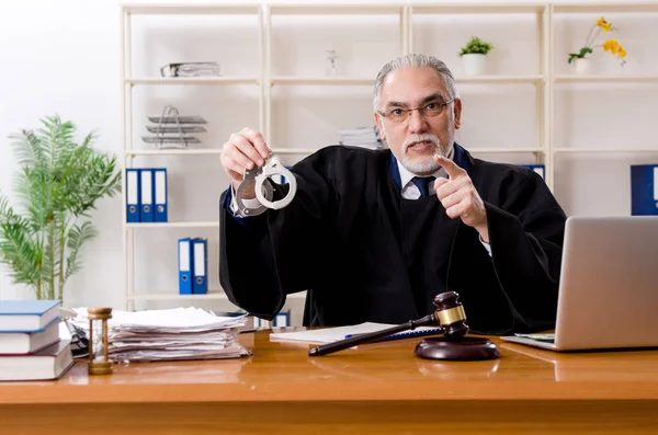 Aged lawyer working in the courthouse — Stock Photo, Image