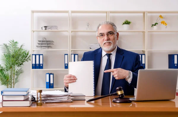 Адвокат у віці, що працює в суді — стокове фото
