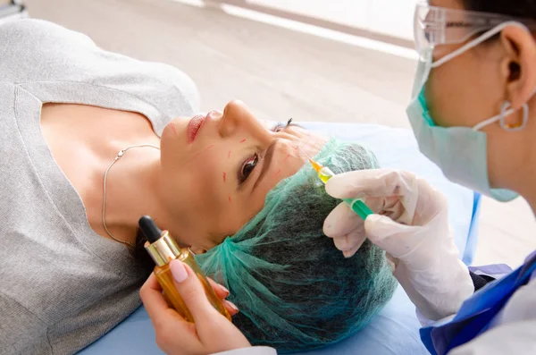 Donna che si prepara per la chirurgia plastica estetica — Foto Stock
