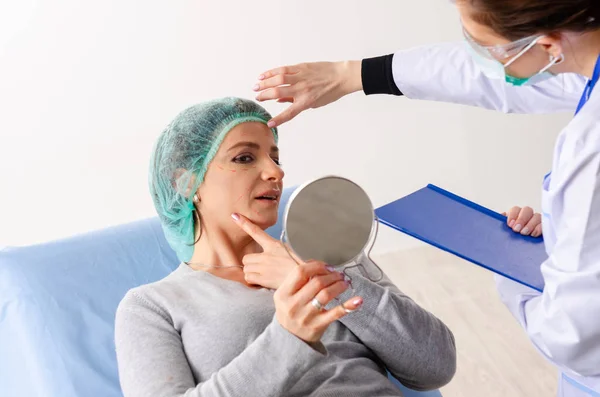 Mujer preparándose para cirugía plástica cosmética — Foto de Stock