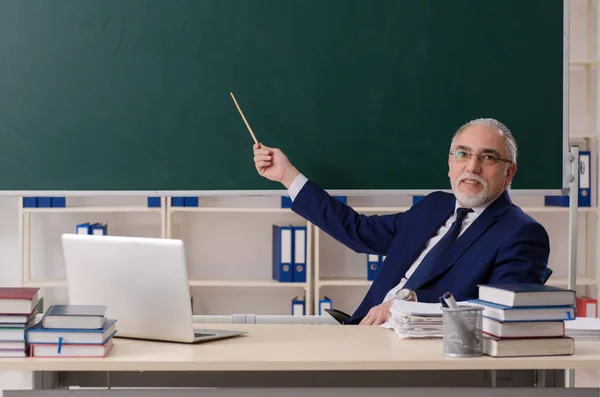Dojrzały nauczyciel przed tablicą — Zdjęcie stockowe