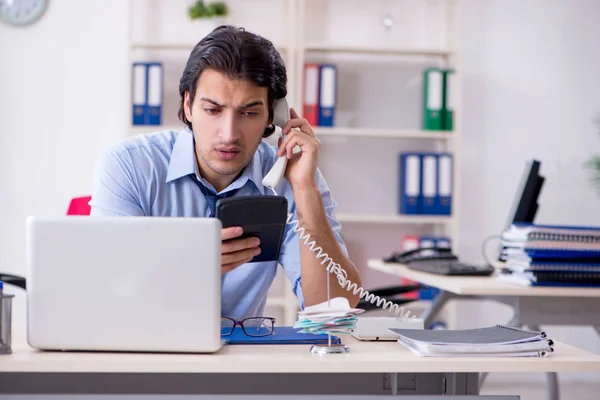 Junger männlicher Geschäftsmann unzufrieden mit exzessiver Arbeit — Stockfoto