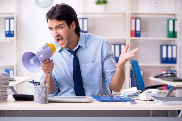 Giovane uomo d'affari dipendente infelice con il lavoro eccessivo — Foto Stock