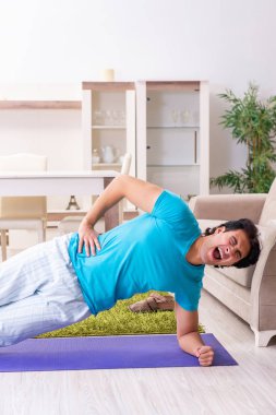 Yakışıklı delikanlı sabah egzersizleri yapıyor 