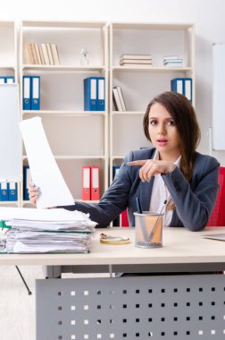 Güzel kadın işçiye aşırı çalışma ile mutsuz 