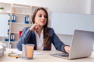 Güzel kadın işçiye aşırı çalışma ile mutsuz 