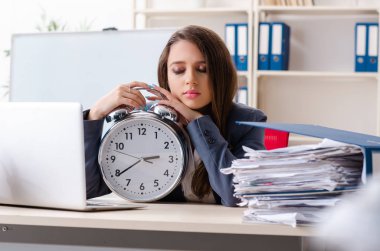 Güzel kadın işçiye aşırı çalışma ile mutsuz 