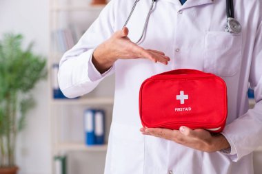 İlk yardım çantası ile erkek doktor 