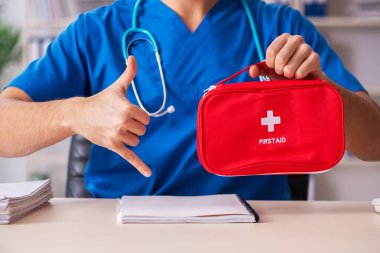 İlk yardım çantası ile erkek doktor 