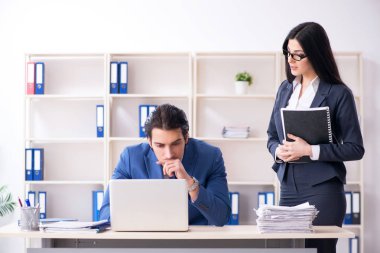 Ofiste çalışan iki çalışan. 