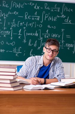 Genç erkek öğrenci okulda matematik