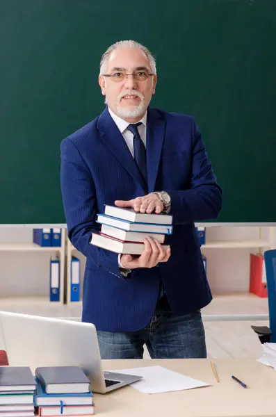 Professor do sexo masculino envelhecido na frente do quadro — Fotografia de Stock